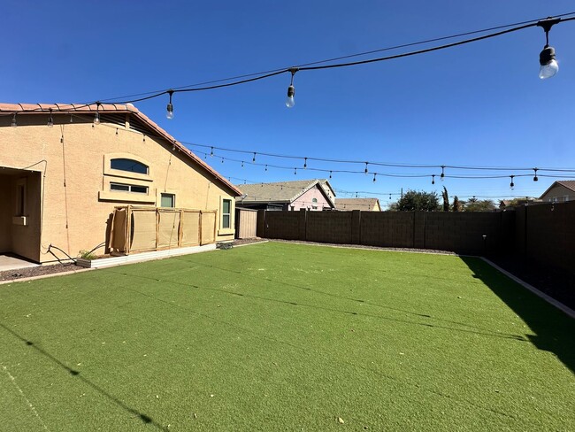 Building Photo - Beautiful 3 Bedroom home located in San Ta...