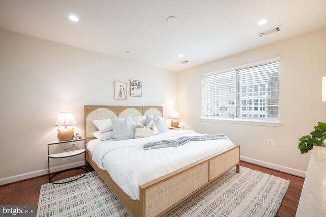 Building Photo - 4113 S Four Mile Run Dr