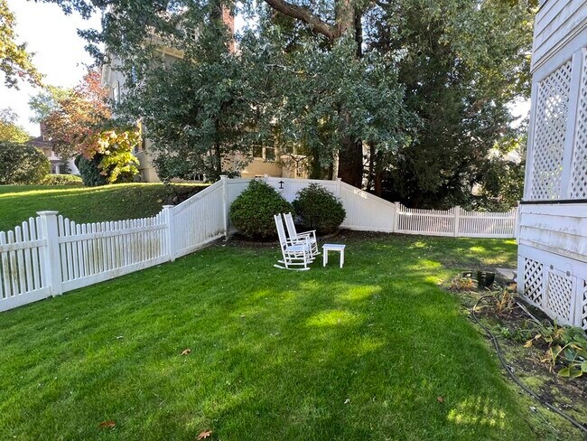 Building Photo - 100 Church St