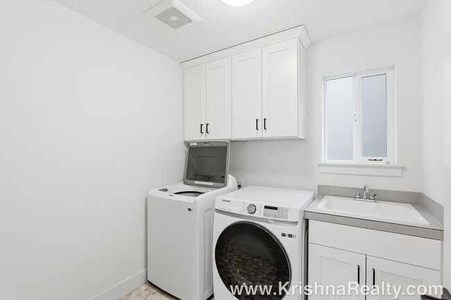 Building Photo - Spacious 5 BR | 3 BA | Modern Corner-Lot Single-Family Home | Farmstead Crossing Neighborhood