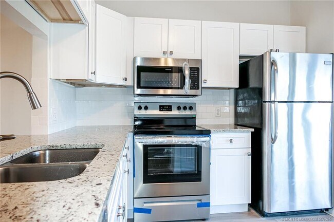 Building Photo - 1585 NE Beacon Dr