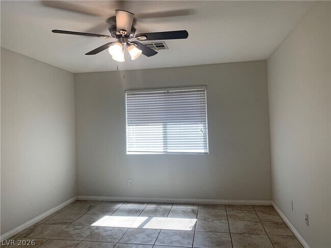 Building Photo - 548 Zuber Ave