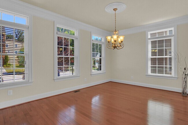 Building Photo - Luxury Living in Meadowvale – 4BR/3.5BA Duplex with Over 2,800 Sq Ft