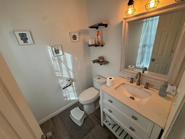 Building Photo - 3 BED 2 BATH TOWNHOME CENTRALLY LOCATED IN COLORADO SPRINGS!!!