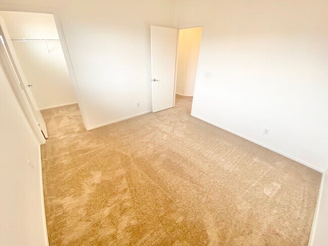 Building Photo - CUTE 3 BEDROOM / 2.5 BATHROOMS, TOWNHOME W...