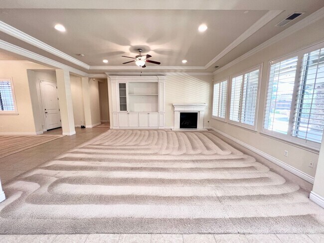 Building Photo - $2,695 Bullard & Hwy 99, 4 Bedroom With So...