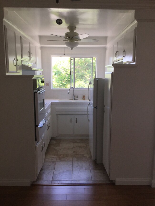 Kitchen - 942 N Gardner St