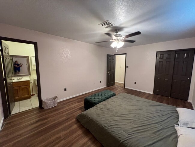 Building Photo - 3 BEDROOM HOME NEAR THE FOOTHILLS!