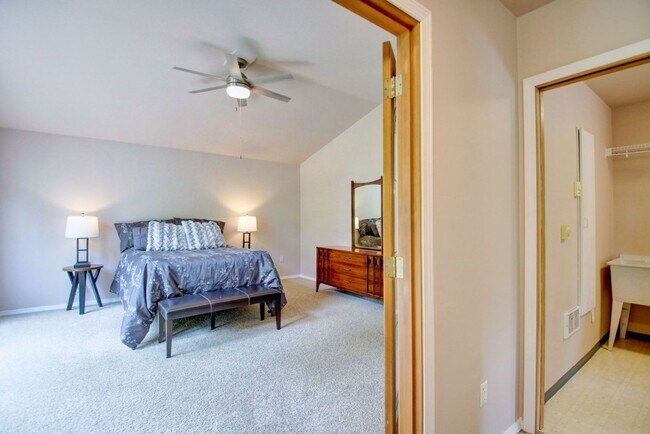 Building Photo - Lovely Clinton Home with Great Light and Pet Friendly!