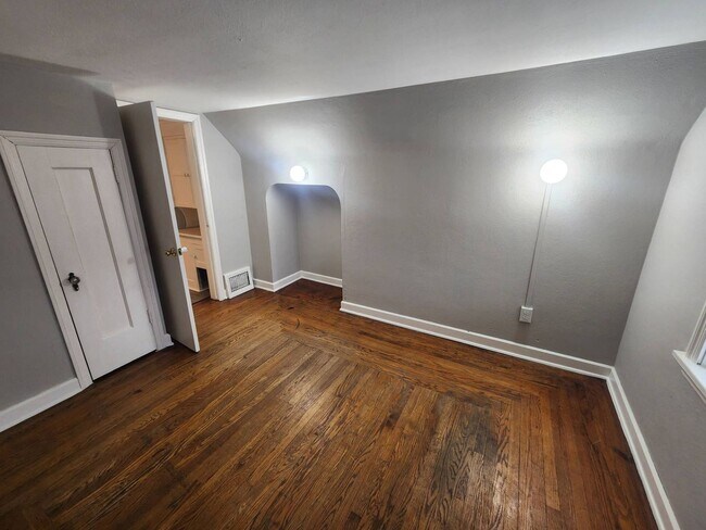 Building Photo - Charming 2-Bedroom Property in Prime Location