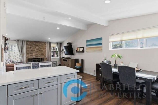 Building Photo - 2047 Finch Ln