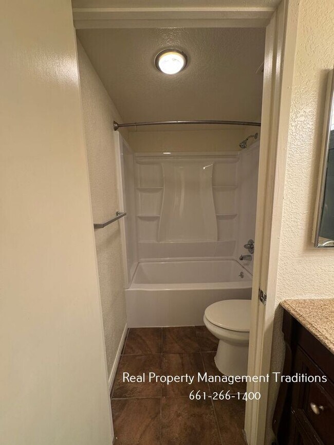 Building Photo - Willow Creek 2 bed, 1 bath condo!