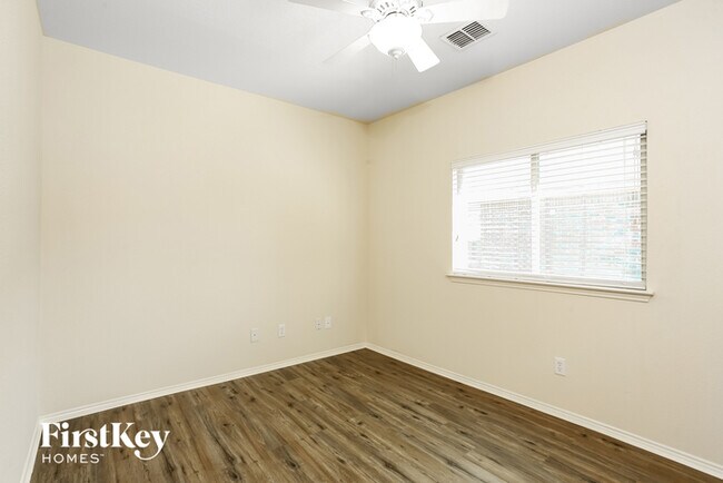 Building Photo - 2911 Thistlewood Dr