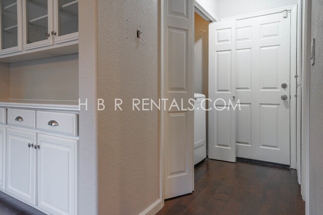 Building Photo - Bright Craftsman-Style 4 Bedroom Home in Q...
