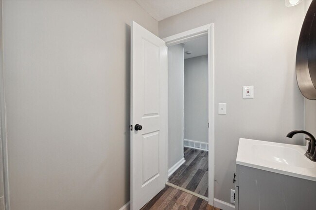 Building Photo - 5339 Elmwood Ave