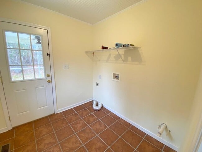 Building Photo - Great Neighborhood close to the Equestrian...