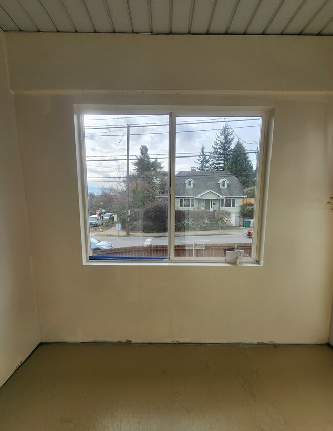 Building Photo - 304 NE 50th St