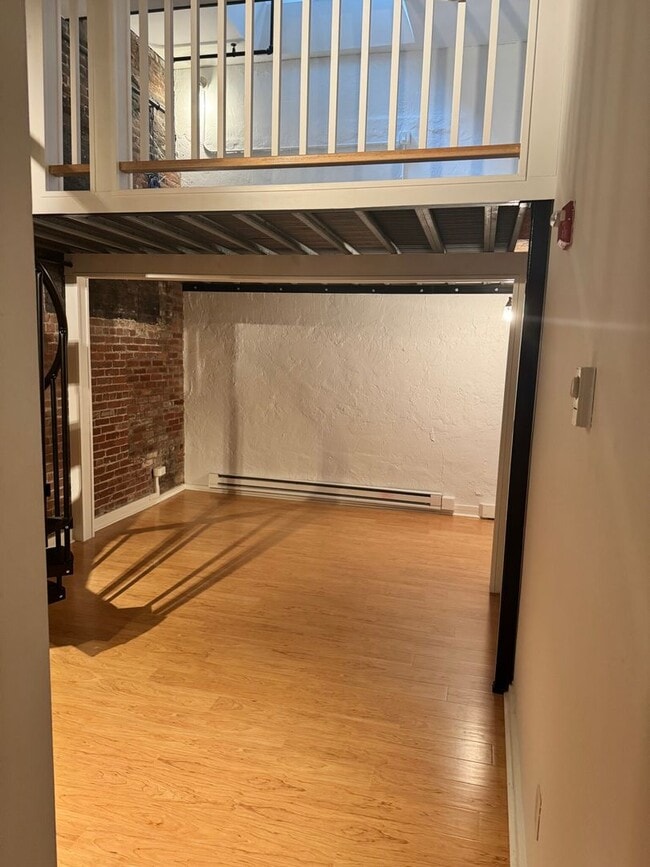 Building Photo - Three bed 2 bath in the North End!!!