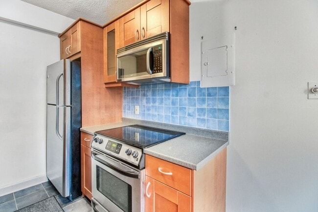 Building Photo - Spacious 1BR/1BA in Fabulous Cathedral Heights neighborhood!