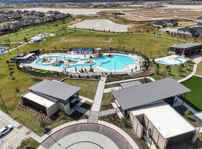Building Photo - 27315 Blue Pool Dr