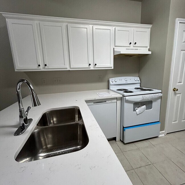 Building Photo - 1217 Armadillo Rd