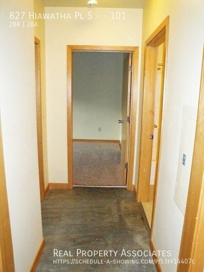 Building Photo - 827 Hiawatha Pl S