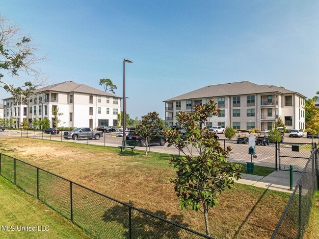 Building Photo - 2 Bed 2 Bath Condo - Open Concept at the I...