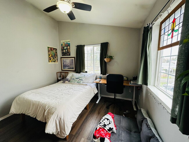 Building Photo - 4-Bedroom Townhome Minutes from Barkley Village, I-5 and Whole Food