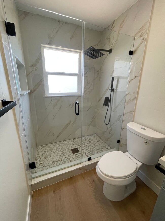 Building Photo - Beautiful 3br, 2b Duplex
