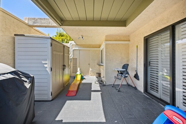 Building Photo - 3 bed 2 bath move-in ready unit.