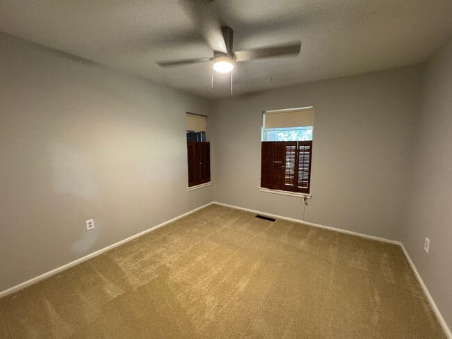 Building Photo - 2113 La Porte Dr
