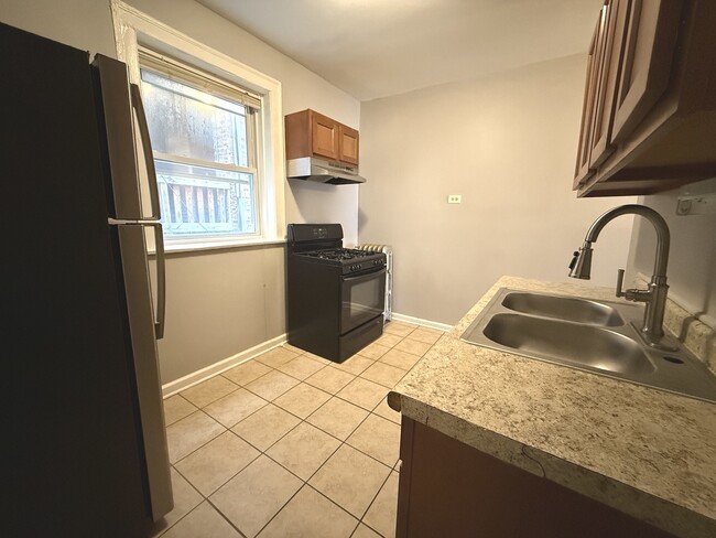 Building Photo - 7615 S Kingston Ave