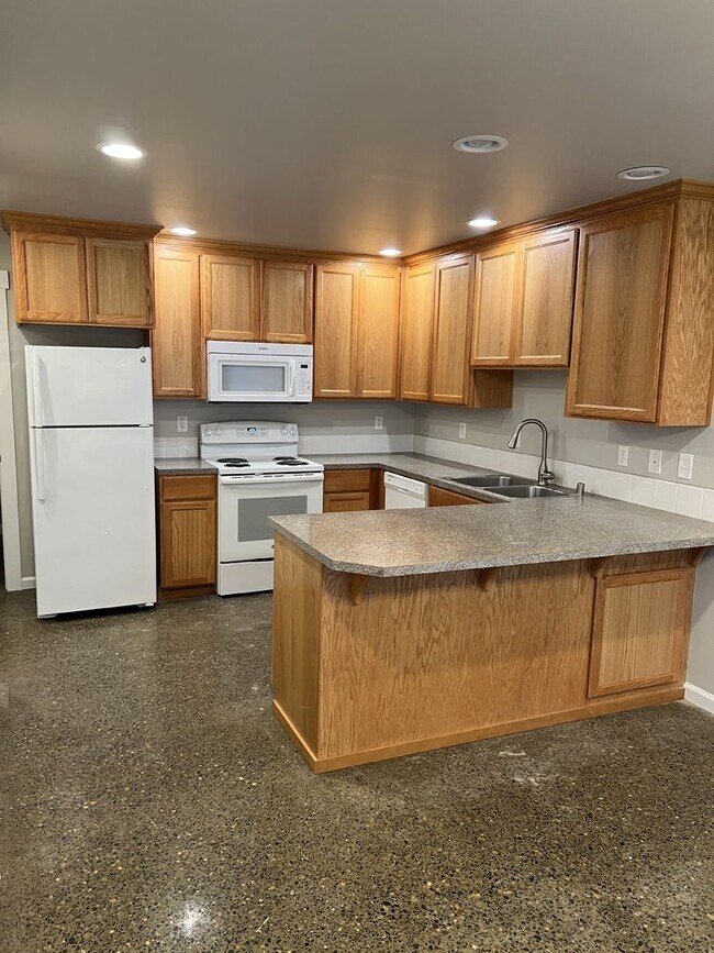 Building Photo - Charming 3-Bed Duplex with 2.5 Baths & 1600 Sq Ft - Prime Tacoma Location!