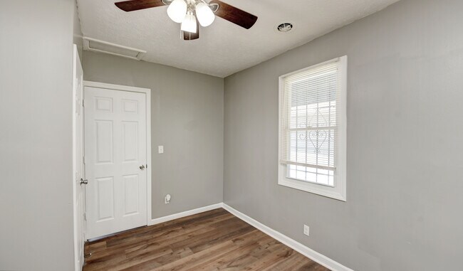 Building Photo - 366 Wrexham Ave