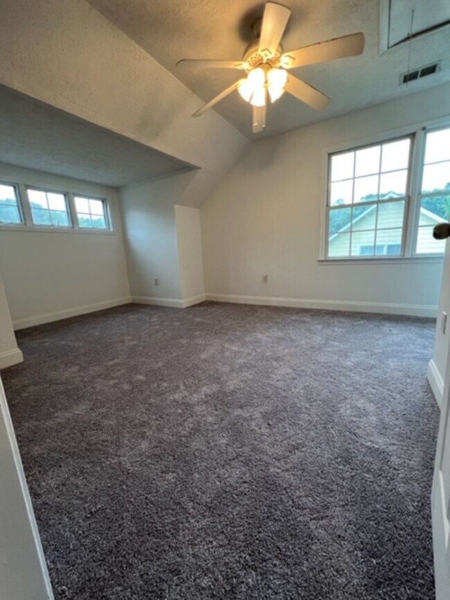 Building Photo - Newly updated 4 Bedroom/4 Bathroom House!