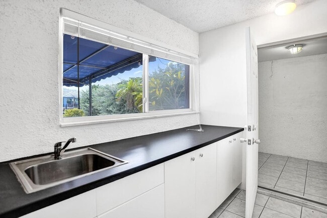 Building Photo - 2632 SE 10th Ct