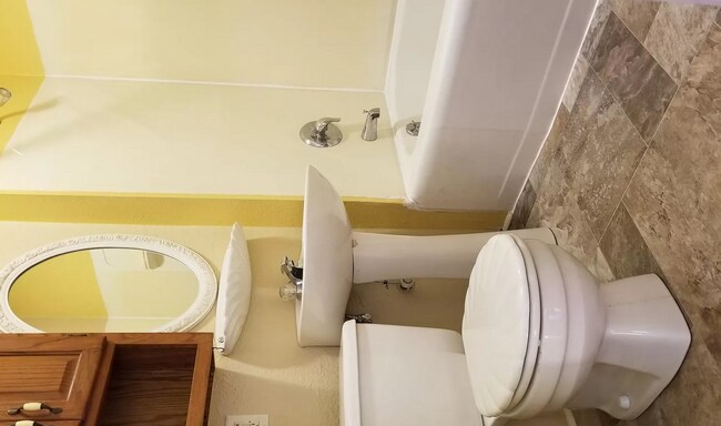 Building Photo - 814 11th Ave N