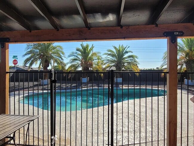 Building Photo - Stunning 4-bedroom home with pool