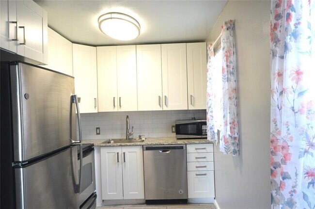 Building Photo - 144 Mansfield D