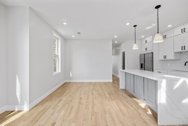 Building Photo - 152 Marion St