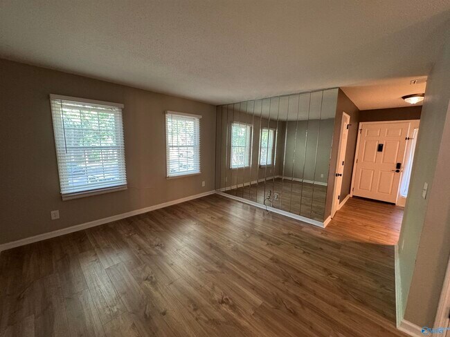 Building Photo - 2080 Woodlawn Dr SW