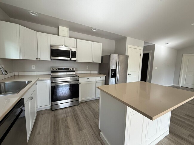 Building Photo - Gorgeous Pet Friendly Three Bedroom Lebano...