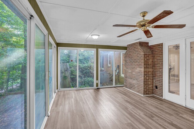 Building Photo - Quiet Cottage in Greensboro NC