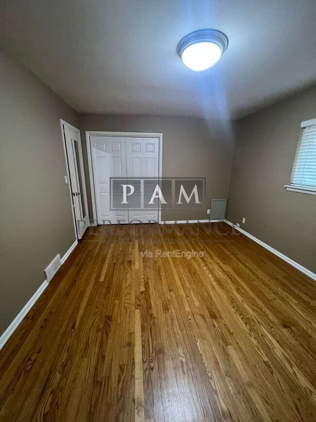 Building Photo - 8862 N Malibu Dr