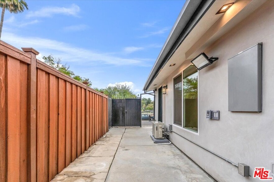 Building Photo - 5715 Oso Ave