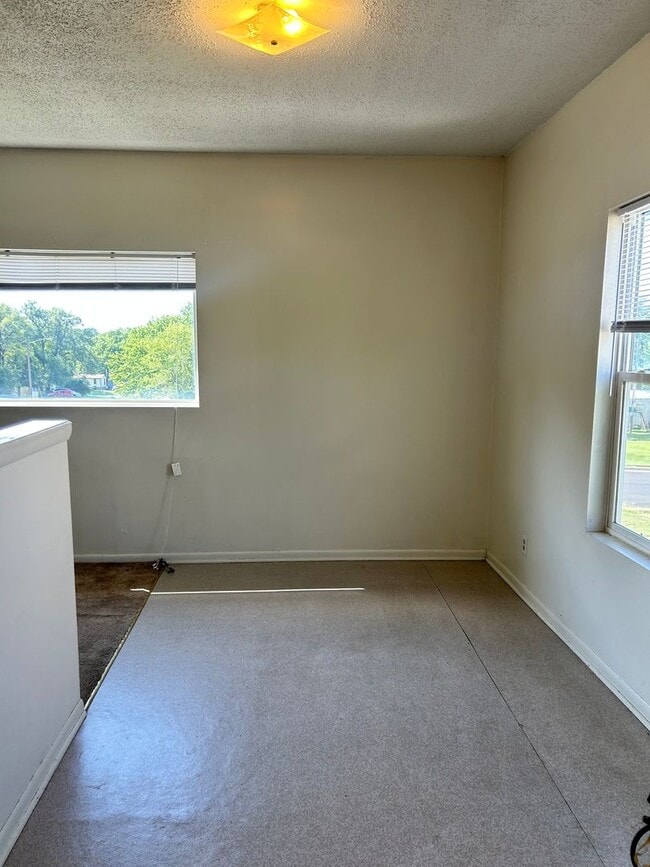 Building Photo - Affordable, Spacious Apartment!