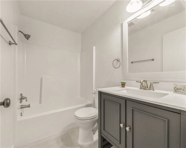 Building Photo - 804 Val Verde Dr