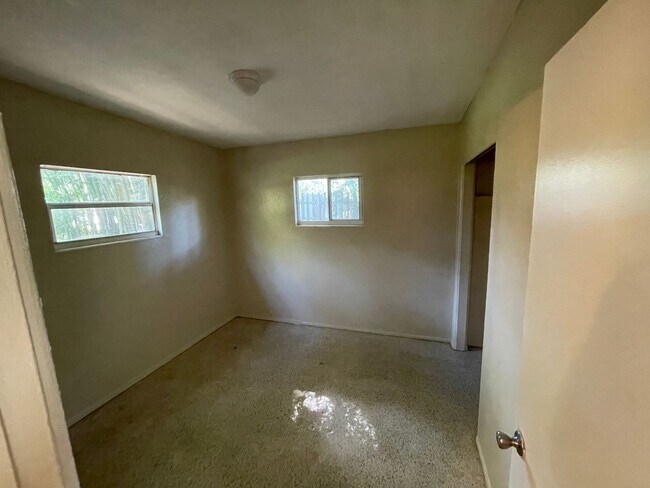 Building Photo - 2/1 Single Family Home