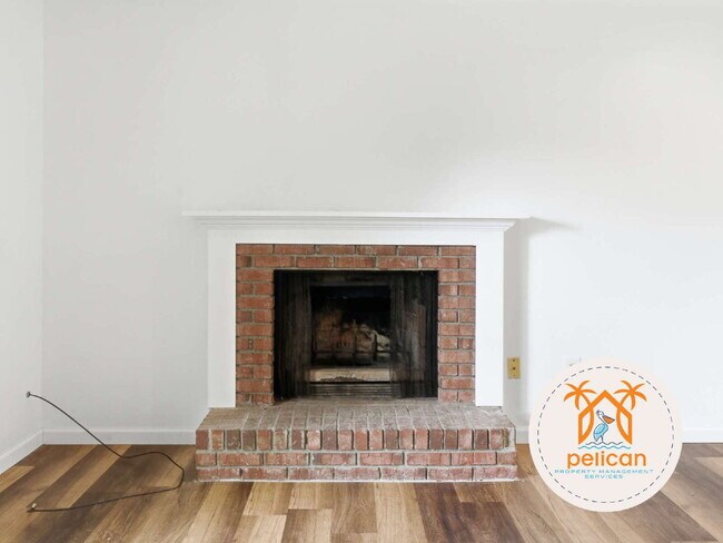 Building Photo - Bright townhome in the heart of Pensacola