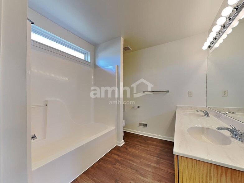 Building Photo - 8400 Woodcreek Dr